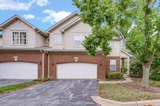 384 W Pointe Drive, Vernon Hills, IL 60061