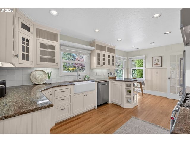 3270 Sw VISTA Dr, Portland, OR 97225