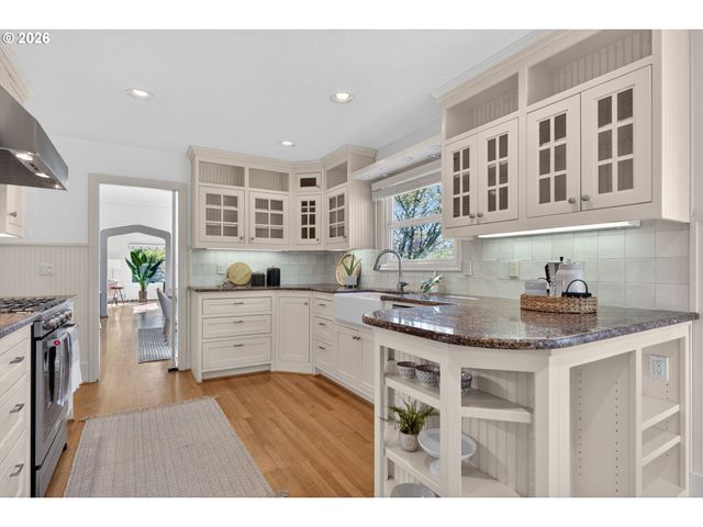 3270 Sw VISTA Dr, Portland, OR 97225