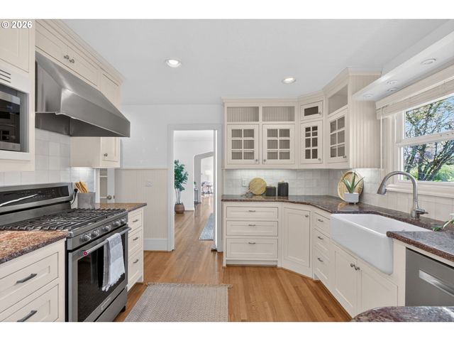 3270 Sw VISTA Dr, Portland, OR 97225