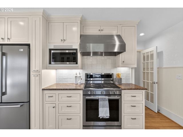 3270 Sw VISTA Dr, Portland, OR 97225