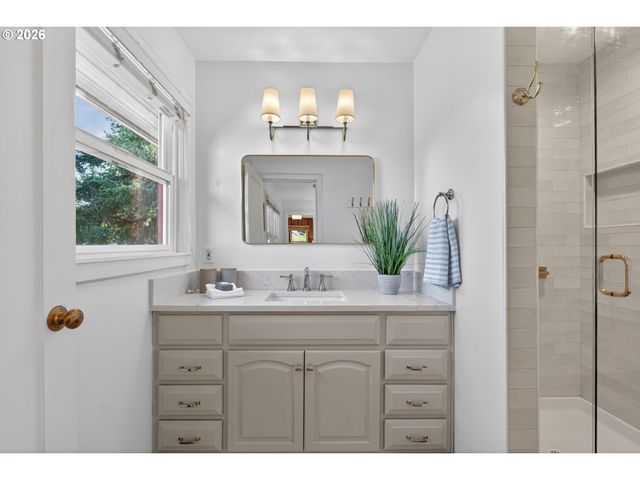 3270 Sw VISTA Dr, Portland, OR 97225