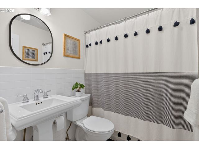 3270 Sw VISTA Dr, Portland, OR 97225