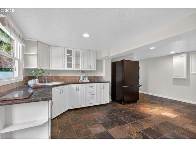 3270 Sw VISTA Dr, Portland, OR 97225