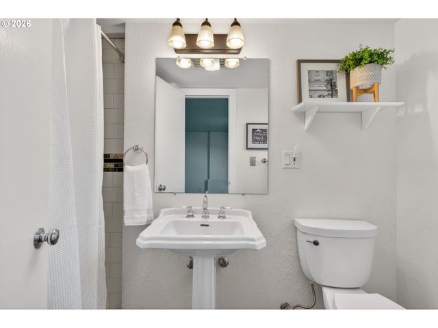 3270 Sw VISTA Dr, Portland, OR 97225