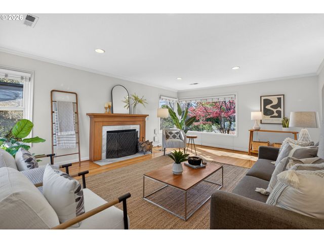 3270 Sw VISTA Dr, Portland, OR 97225