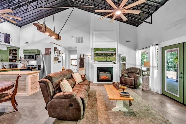 627 Johnstonville Road, Barnesville, GA 30204