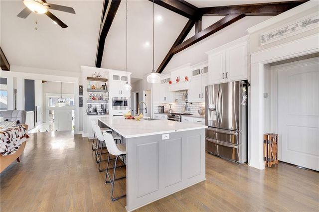 905 SE Wood Ridge Court, Blue Springs, MO 64014