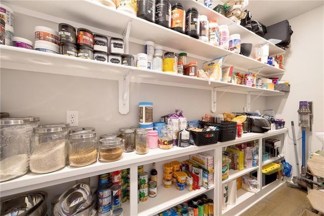 905 SE Wood Ridge Court, Blue Springs, MO 64014