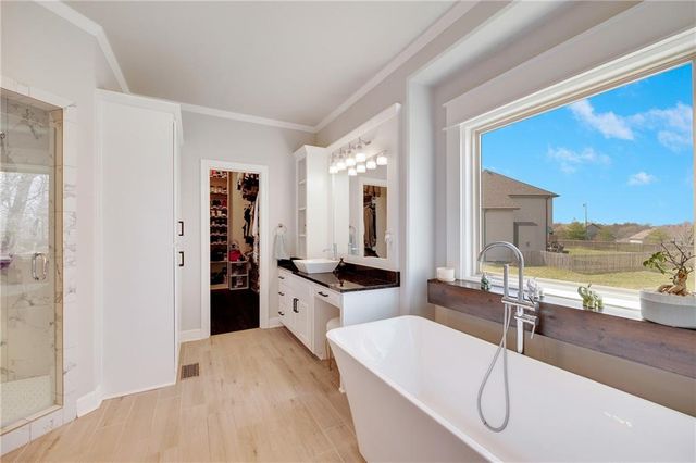 905 SE Wood Ridge Court, Blue Springs, MO 64014