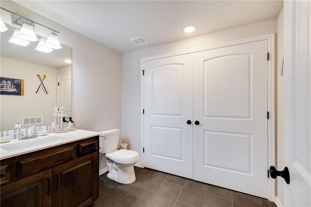 905 SE Wood Ridge Court, Blue Springs, MO 64014