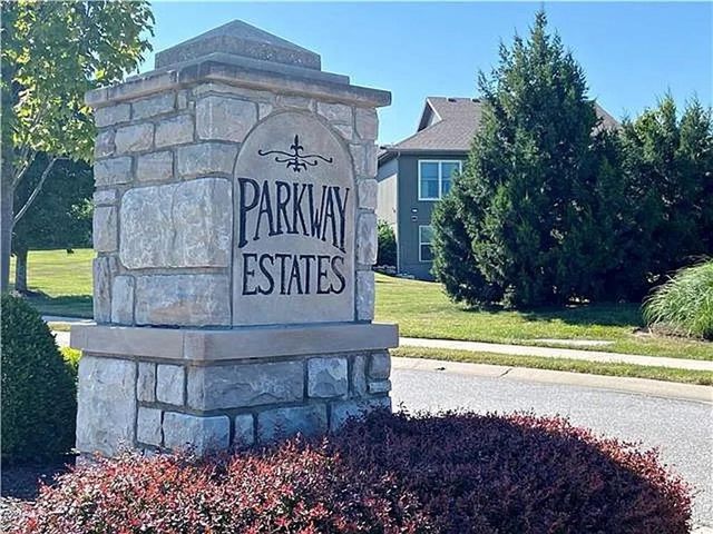 905 SE Wood Ridge Court, Blue Springs, MO 64014