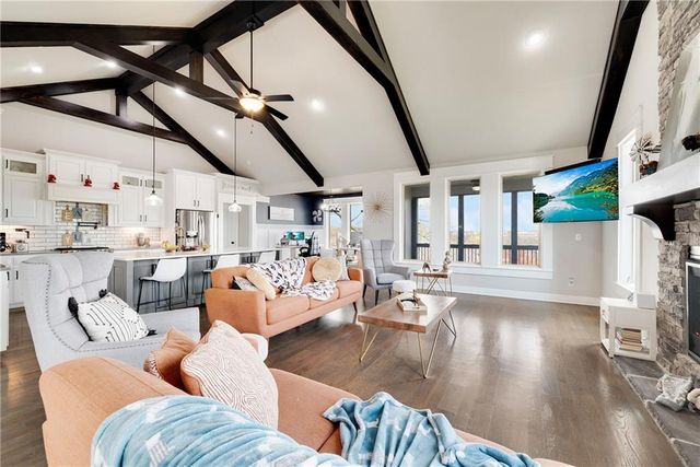 905 SE Wood Ridge Court, Blue Springs, MO 64014