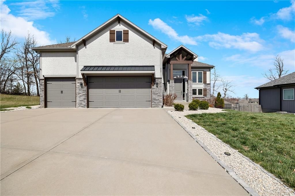 905 SE Wood Ridge Court, Blue Springs, MO 64014