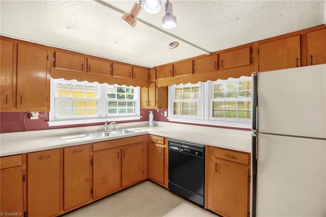 6604 Bronze Road, Jamestown, NC 27282