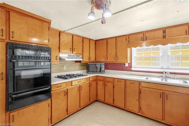 6604 Bronze Road, Jamestown, NC 27282