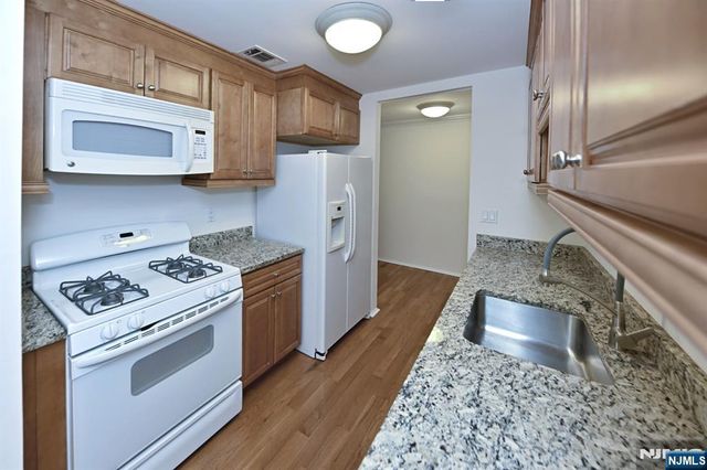 107 Indian Hollow Court 107, Mahwah, NJ 07430