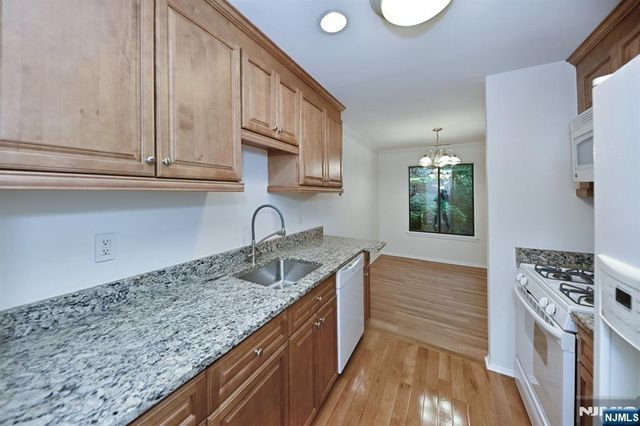 107 Indian Hollow Court 107, Mahwah, NJ 07430