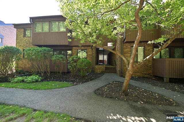 107 Indian Hollow Court 107, Mahwah, NJ 07430