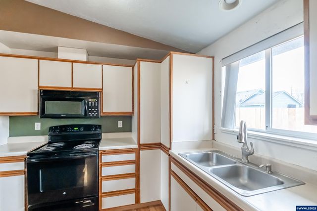 1940 17th Av SE, Albany, OR 97322