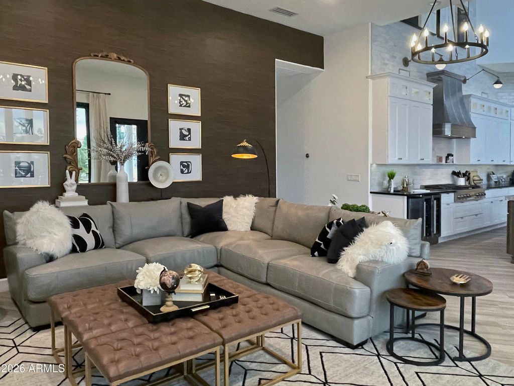 Image 10 of property listing at 5229 W LONE CACTUS Drive, Glendale, AZ 85308