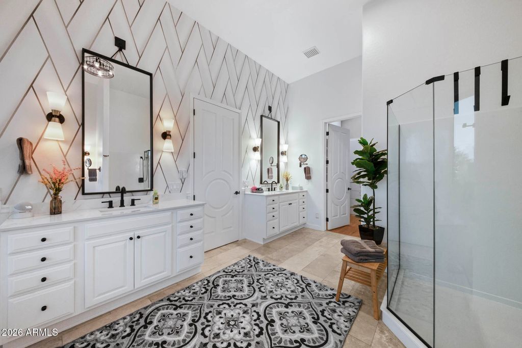 Image 26 of property listing at 5229 W LONE CACTUS Drive, Glendale, AZ 85308