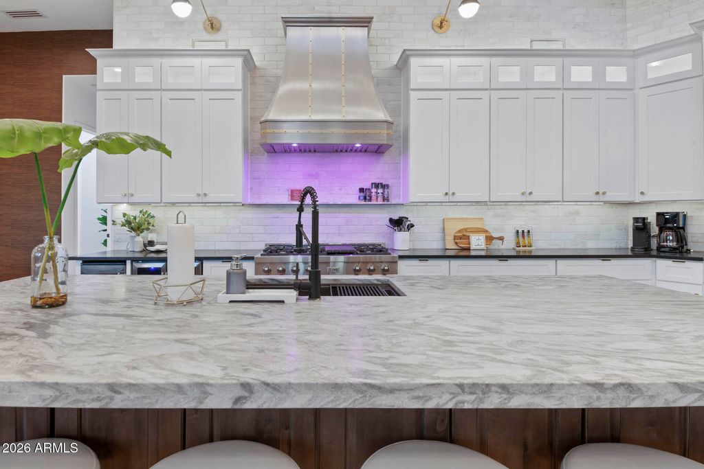 Image 8 of property listing at 5229 W LONE CACTUS Drive, Glendale, AZ 85308