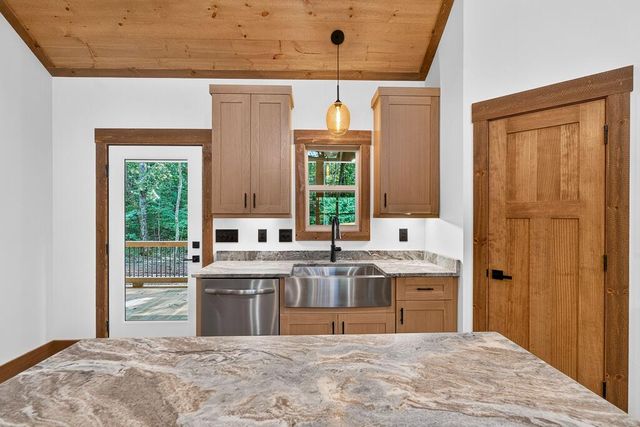 116 Reindeer Lane, Talking Rock, GA 30175