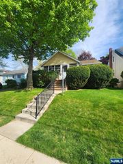 8 Parkway, Caldwell, NJ 07006