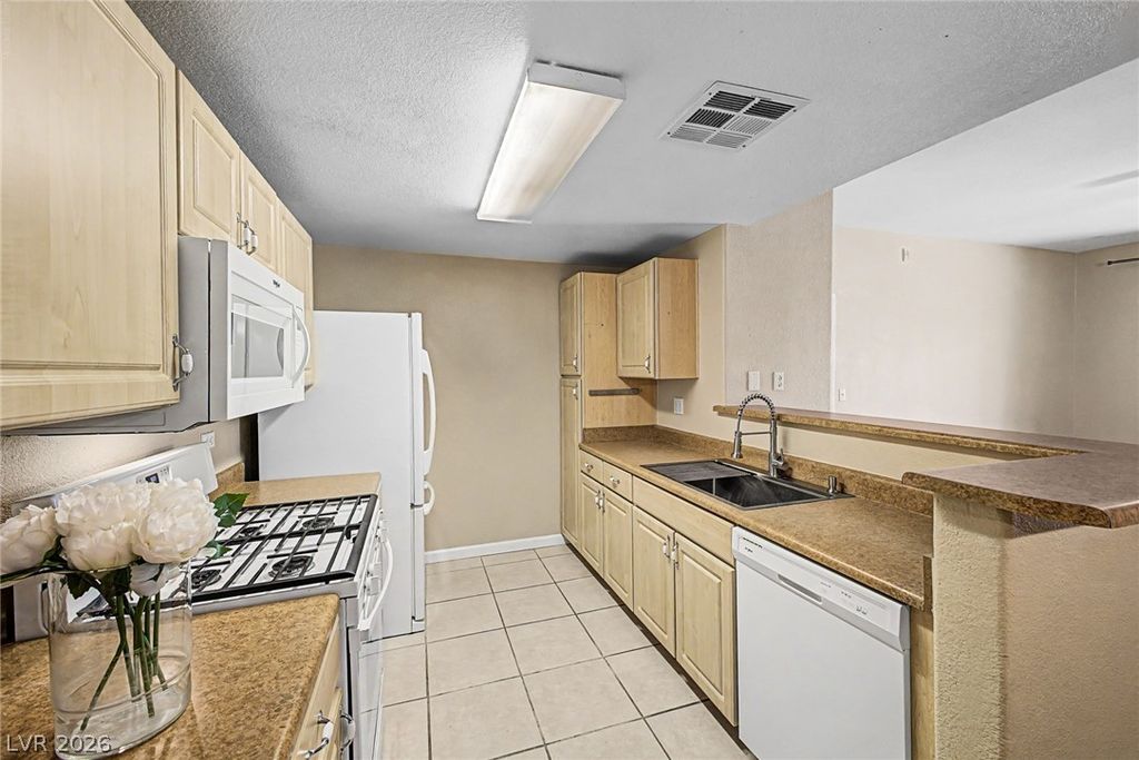 8250 North Grand Canyon Drive 2179, Las Vegas, NV 89166 — photo 2