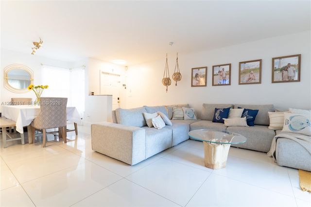 7907 N Silverado Cir, Davie, FL 33024