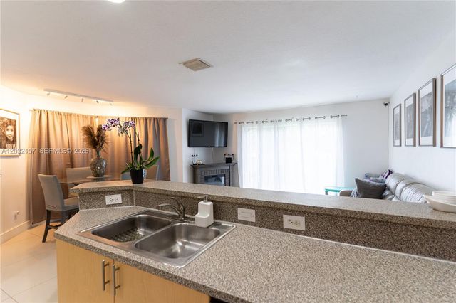 7907 N Silverado Cir, Davie, FL 33024