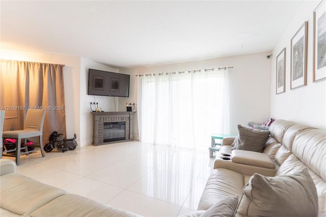 7907 N Silverado Cir, Davie, FL 33024