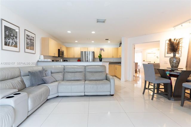 7907 N Silverado Cir, Davie, FL 33024