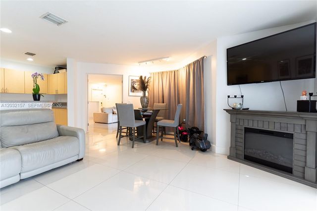 7907 N Silverado Cir, Davie, FL 33024