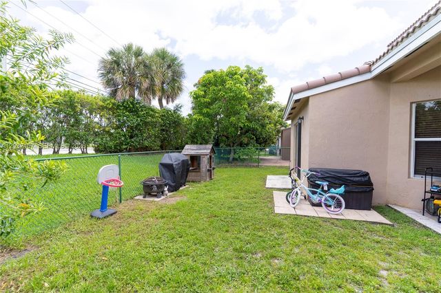 7907 N Silverado Cir, Davie, FL 33024