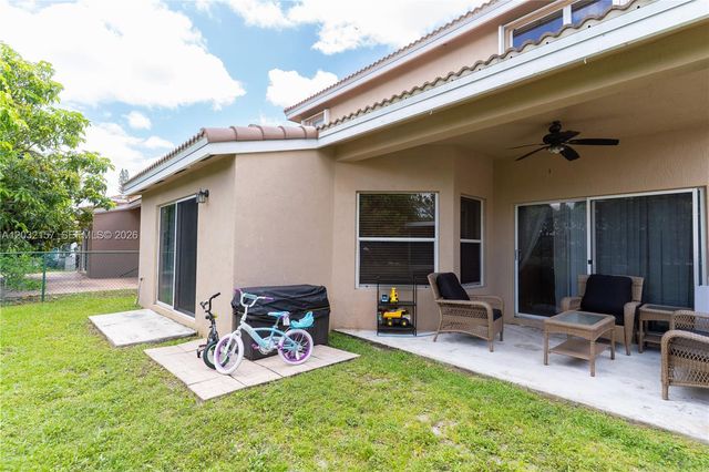 7907 N Silverado Cir, Davie, FL 33024
