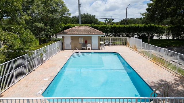 7907 N Silverado Cir, Davie, FL 33024