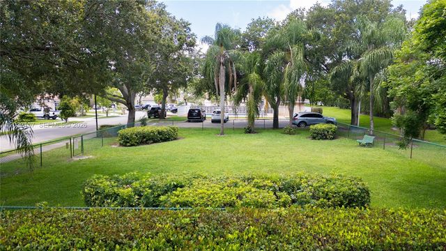 7907 N Silverado Cir, Davie, FL 33024