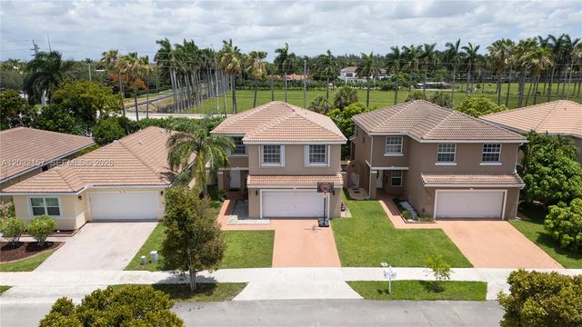 7907 N Silverado Cir, Davie, FL 33024