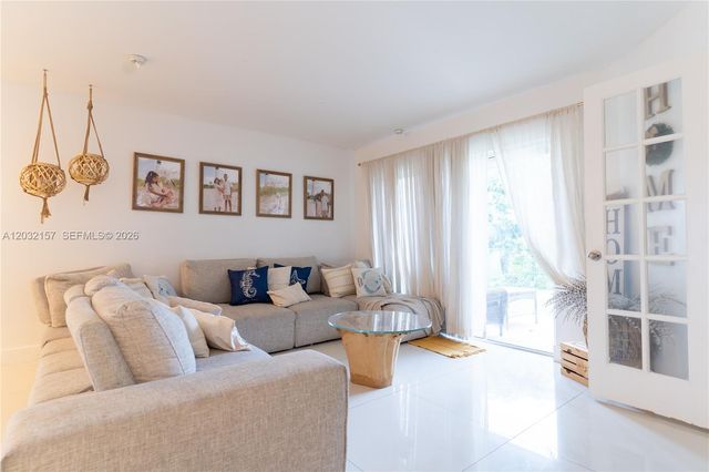 7907 N Silverado Cir, Davie, FL 33024