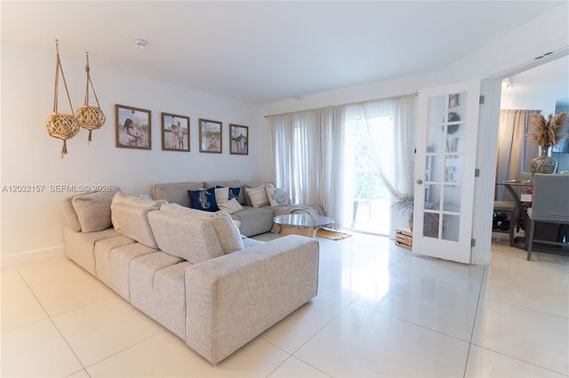 7907 N Silverado Cir, Davie, FL 33024