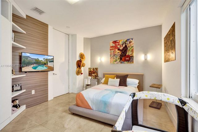 1662 Diplomat Dr, Miami, FL 33179