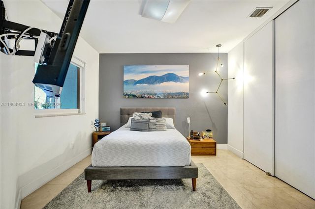 1662 Diplomat Dr, Miami, FL 33179