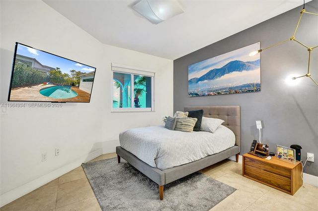 1662 Diplomat Dr, Miami, FL 33179