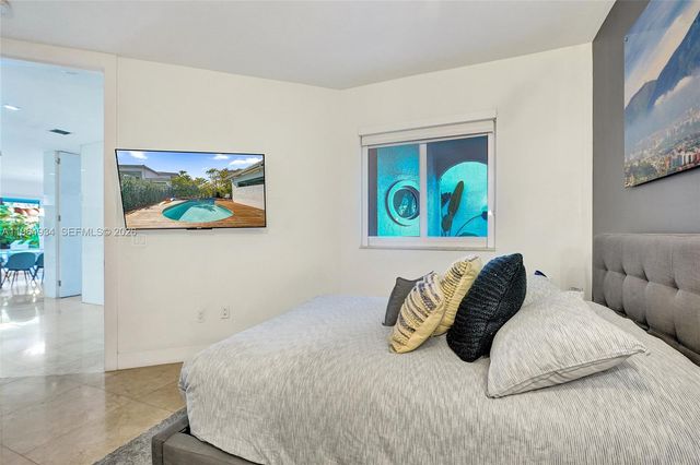 1662 Diplomat Dr, Miami, FL 33179