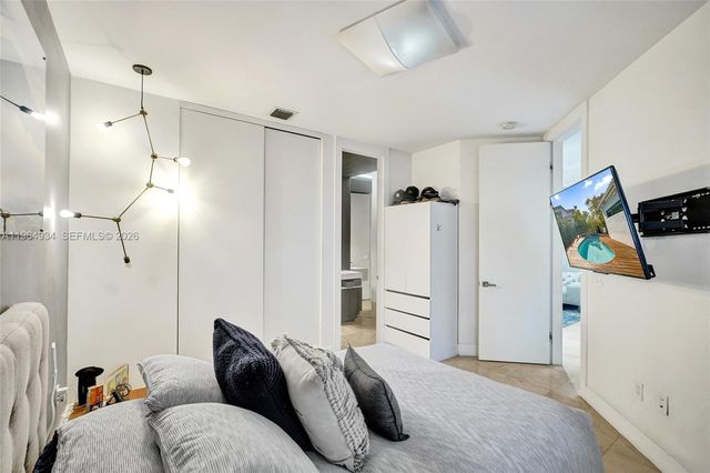 1662 Diplomat Dr, Miami, FL 33179