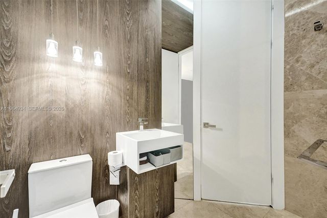 1662 Diplomat Dr, Miami, FL 33179