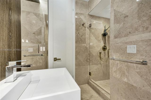 1662 Diplomat Dr, Miami, FL 33179