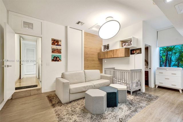 1662 Diplomat Dr, Miami, FL 33179